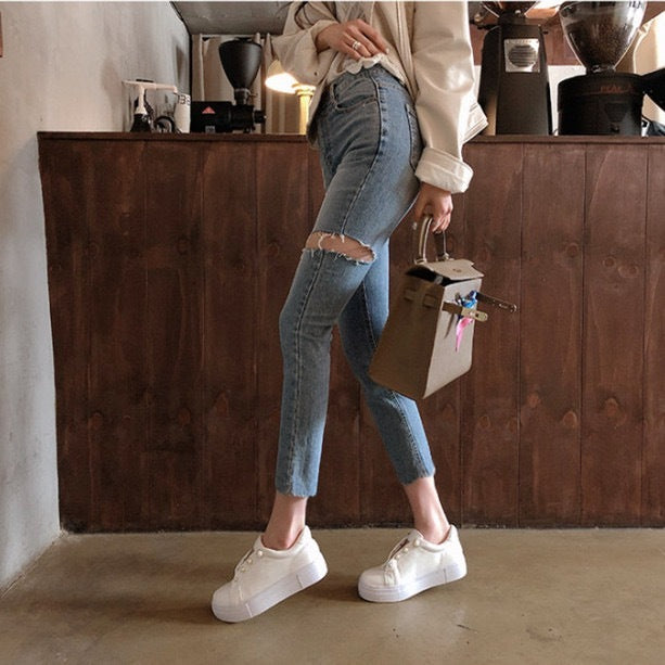 Trendy High-waisted Cropped Jeans With Raw Edges And Ripped Holes
